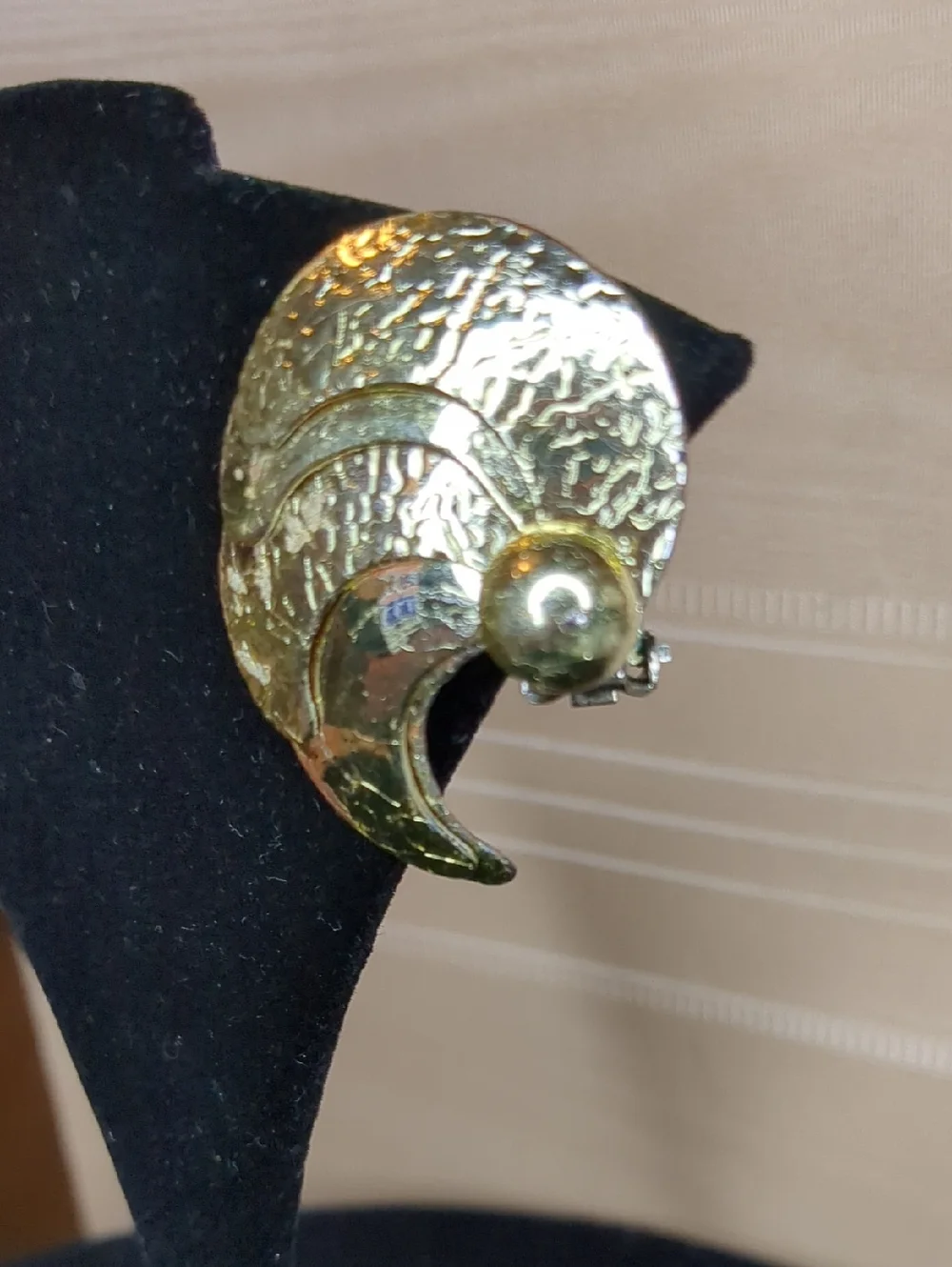 3/$15 Vintage 80s Gold Tone Fan Earrings Metal Sea Shell Style Clip-on